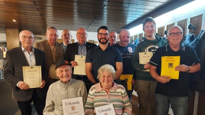 Von links stehend: Peter Bruckner, Karl Scherm, Dr. Heiko Übler, Hans-Jürgen Reitzenstein, Daniel Laurer (1.Vorsitzender), Norbert Klose, Uwe Tuschke, Andreas Kurczyk und Herbert Rummel, Sitzend von links: Karl Herold und Irmgard Herold (2.Vorsitzende).<br> (Bild: Daniel Laurer)