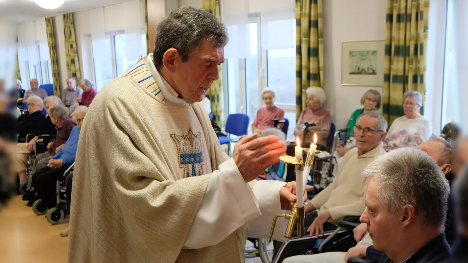 Jedem Heimbewohner im Seniorenwohnheim „Am Reiserwinkel“, ohne Unterschied der Religionsgemeinschaft, spendete Pfarrer Max Früchtl den Blasiussegen. (Bild: Fred Lehner)