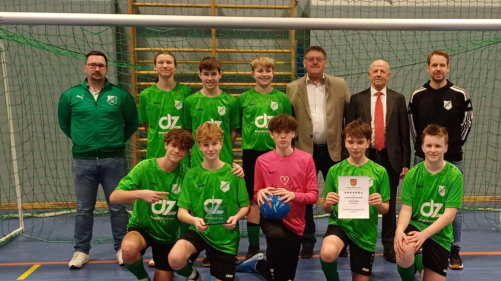 Hinten v.l.: Manuel Rittner (Ausrichterverein FC Schlicht), Bürgermeister Hans-Martin Schertl (Stadt Vilseck), Günter Simmerl (Conrad-Sportförderung), Rainer Schmid (Trainer) (Bild: Klaus Meier)