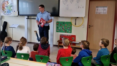 Polizeioberrat Martin Ebenschwanger in der Grundschule Nabburg. (Bild: Sylvia Hieninger)