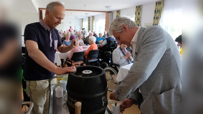 Maifeier im Seniorenwohnheim „Am Reiserwinkel“. Bürgermeister Robert Lindner rechts) zapfte mit Hilfe von Heimleiter Carsten Fischer (links) das frische Fass Bier an.  (Bild: Fred Lehner)