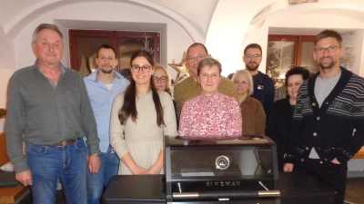 Im Gasthof „Weißes Ross” fand die Ziehung der „Kopf Hoch”-Weihnachtsverlosung 2024 statt. Von links: Edgar Wenisch, Tobias Lauterbach, Julia Wörner, Doris Plaß, Stephan und Iris Lauterbach, Heidrun Andritzky, Maximilian Siller, Sonja Zimmermann, Wolfgang Pötzl. Im Vordergrund der Hauptpreis der diesjährigen Ziehung, ein Gasgrill im Wert von rd. 500 Euro. (Bild: Wolfgang Pötzl)