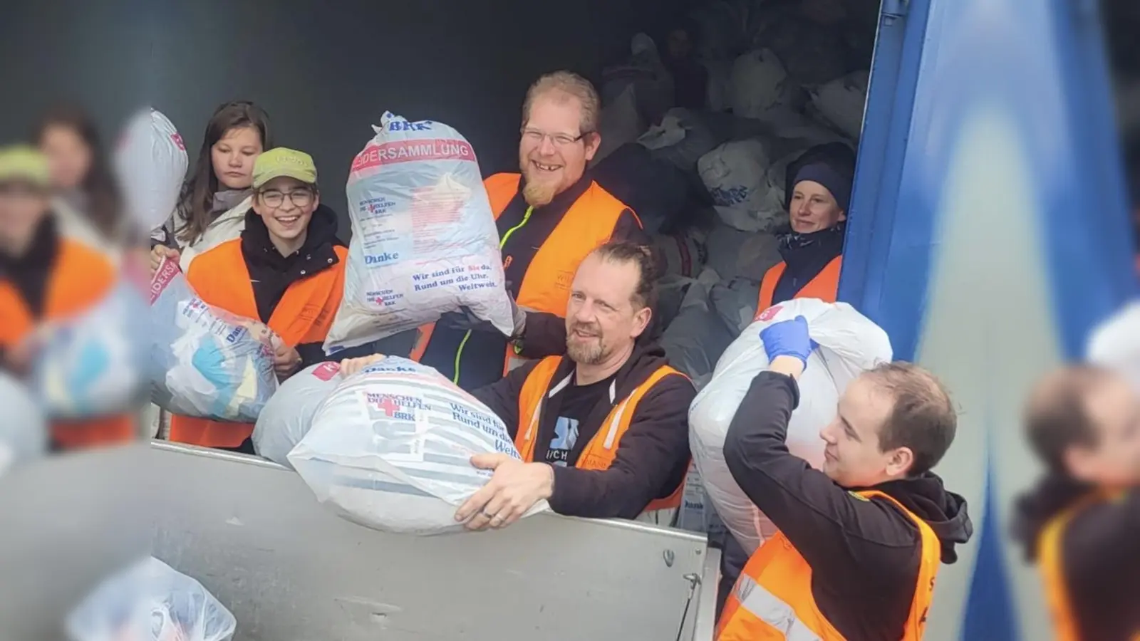 Fleißig verluden die Rotkreuzler die Kleiderspenden von den Sammlungsfahrzeugen auf den Container einer Spedition, bis dieser am Ende der Aktion randvoll war. (Bild: BRK Erbendorf/exb)