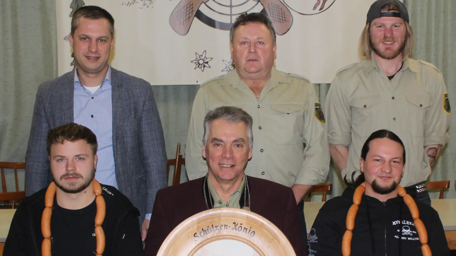 Der neue Schützenkönig Hubert Putzer (sitzend, Mitte) mit seinen Rittern Dominik Plannerer (sitzend, links) und Alexander Fischer (sitzend, rechts). Zu den Gratulanten zählten (hinten, von links) Bürgermeister Wolfgang Söllner, Vorsitzender Gerhard Plannerer und Schießleiter Sebastian Müller.<br> (Bild: soj/exb)