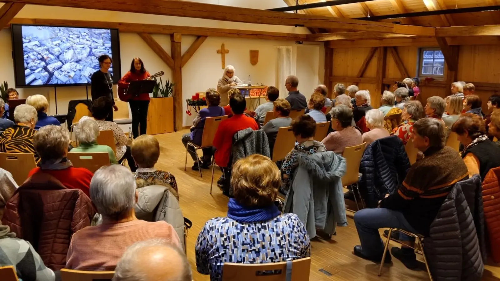 Die vorweihnachtliche Feier im Ratssaal mit dem Sitzweilgsang, Inge Härtl und Monika Kunz ( stehend links im Bild ) und Muck Schemm ( stehend rechts im Bild ) (Bild: Melanie Wenisch)