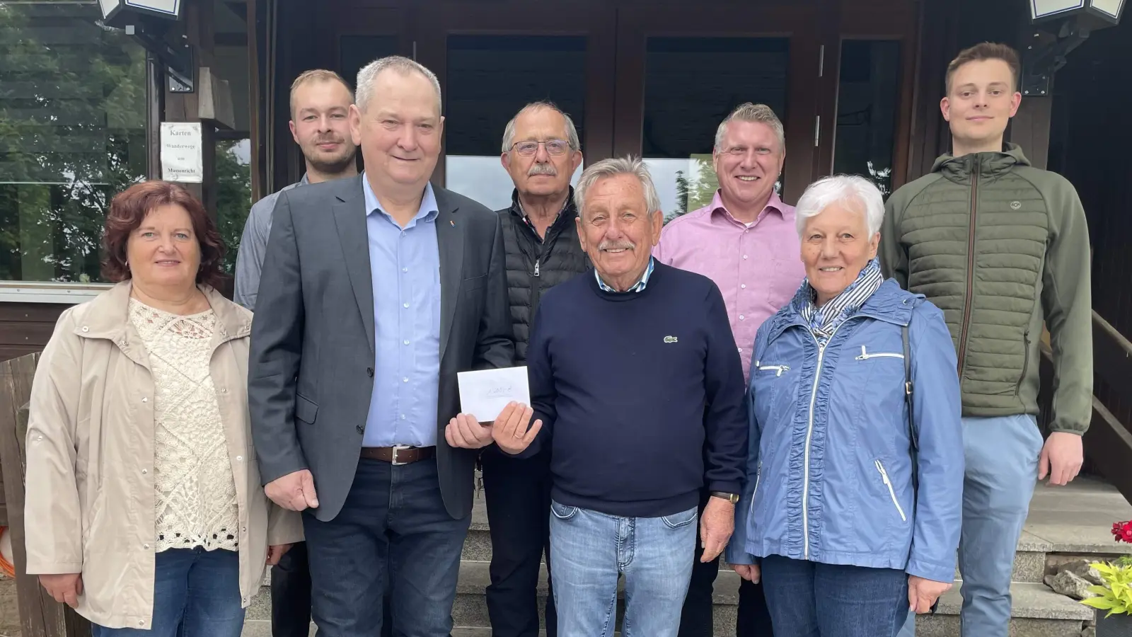 Bertls legendäre Karpfen machten es der Massenrichter CSU möglich, den Förderkreis Altenhilfe mit einer 1 200-Euro-Spende zu bedenken. Von links: Martina Schiffl, Timo Wisgickl, CSU-Ortsvorsitzender Stadtrat Josef Luber, Reinhold Birner, Förderkreisvorsitzender Werner Schulz, Martin Merkl, Hildegard Kohl und Max Fellner. (Bild: Werner Schulz)