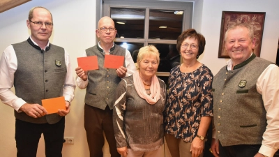 Bei der Spendenübergabe (von rechts): Ortssprecher Werner Englhard, Erna Englhard, Gerda Ibler, Pfarrer Thomas Schertel und Mathias Hüttner (Bild: Norbert Weis)