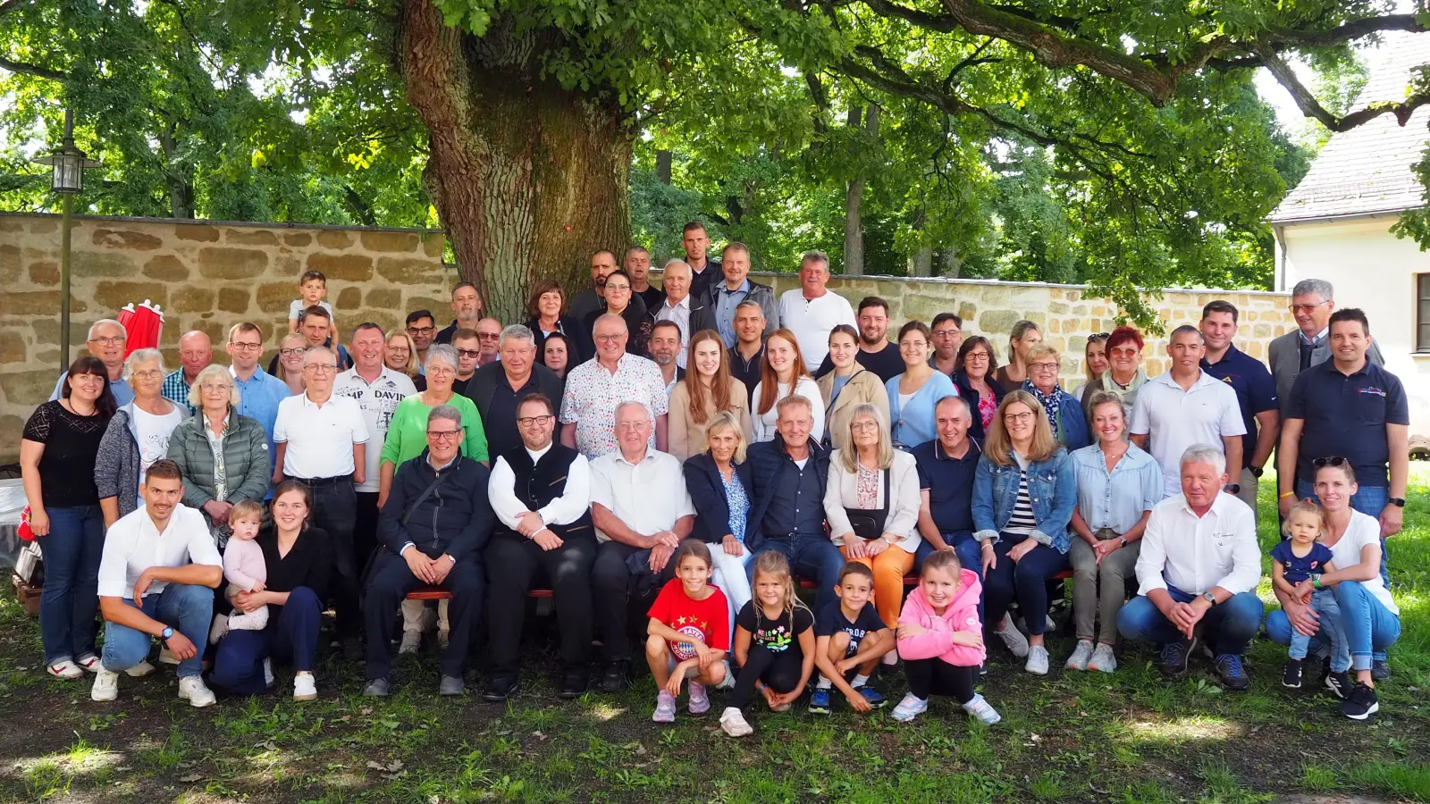 30jähriges Jubiläum feierten die Grafenwöhrer mit ihren Partnern aus Grafenwörth in Niederösterreich. Unter der Eiche im Museumsinnenhof stellten sie sich zum gemeinsamen Erinnerungsfoto.  (Bild: Gerald Morgenstern)