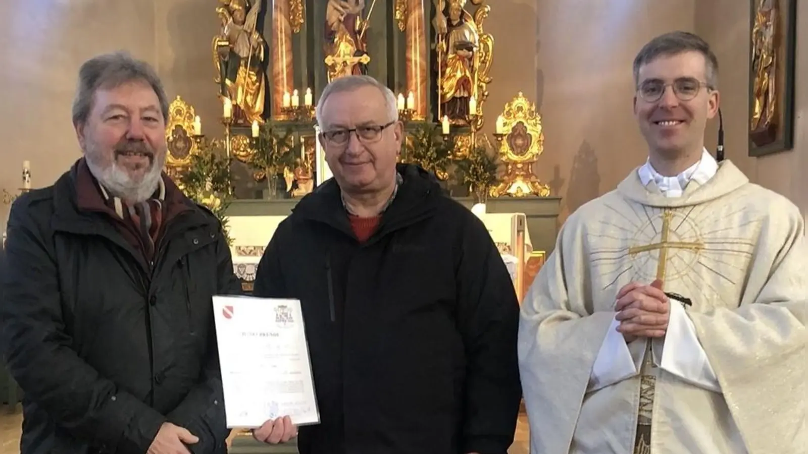 Stadtpfarrer Thomas Kopp dankte Hermann Lang und Josef Greiner (von links) für ihr großes Engagement für die Expositur Wilchenreuth.  (Bild: Martin Staffe)