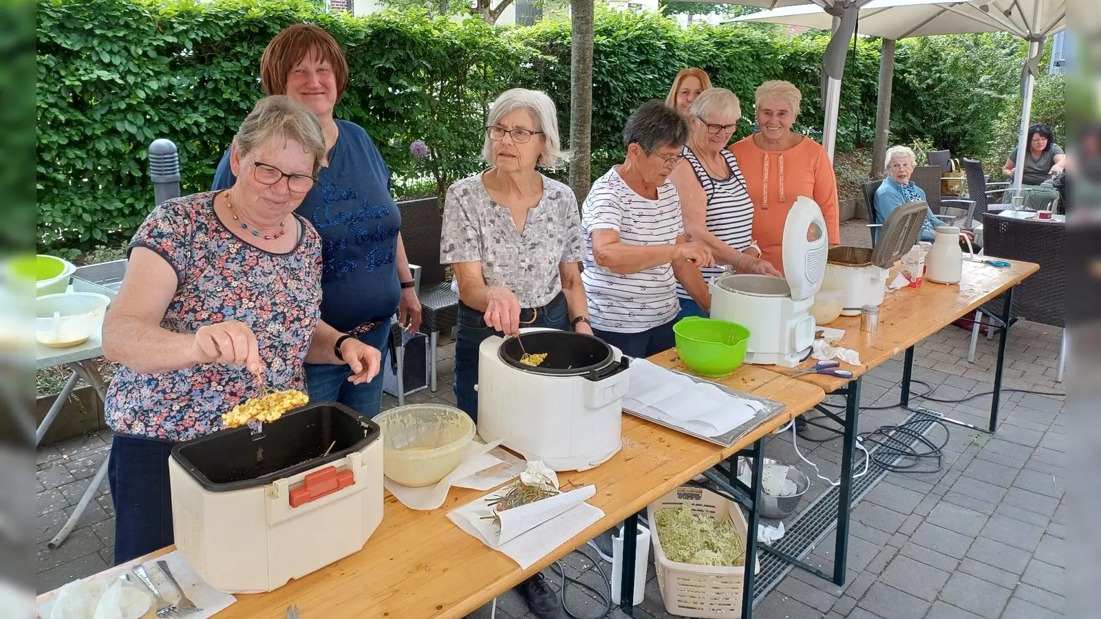 „Mensch, wor’n döi Hollerköichln wieder guat.“ Dieses Kompliment machen die Evergreen-Senioren den AsF-Frauen (von links): Bärbel Grützner, Roswitha Kopera, Ute Strobl, Marianne Hartmann, Karin Zerhau und Betti Bergmann (Bild: Uwe Bergmann)