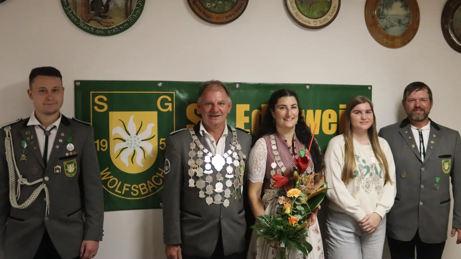 Zweiter Schützenmeister Marco Maier (von links), alter und neuer Schützenkönig Heinrich Graf, Schützenliesl Anita Holliday, Jugendkönigin Emely Dotzler und Schießleiter Georg Dotzler<br> (Bild: Michael Rabenhofer)