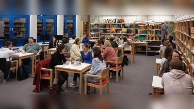 Am Donnerstag, den 6. Februar fand die Auftaktveranstaltung des Projekts „Job Shadowing” in der Bibliothek des JAS- Gymnasiums statt. Die Projektleitung samt der Mentoren-Akquise oblag der Koordinatorin für Begabten- und Interessiertenförderung OStRin Dr. Nadine Kilgert-Bartonek. (Bild: Dr. Nadine Kilgert-Bartonek)