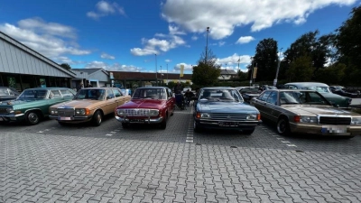 Viele Oldtimer waren beim Motor-und-Message-Gottesdienst in Tirschenreuth dabei.  (Bild: Wolfram Lehmann)