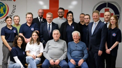 Im Bild von links nach rechts; erste Reihe: Anna-Lena Männl, Emily Fernandez-Diez, Franz Hilgarth, Rudolf Hartwich<br>Zweite Reihe: Rebekka Müller, Jürgen Dobmeier, Harald Pelz, Jessica Troppmann, Fabian Weinberger, Stefan Grillmeier, Stefan Pelz, Katharina Elbel<br>Dritte Reihe: Monika Pelz, Gerald Riederer, Sven Lehner, Michael Wölfl (Bild: Kim Faltenbacher)