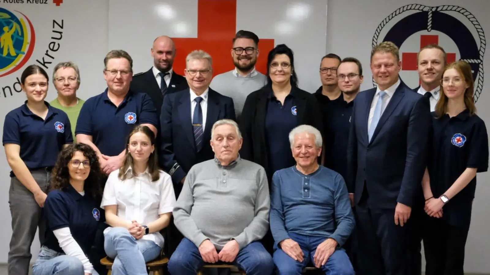 Im Bild von links nach rechts; erste Reihe: Anna-Lena Männl, Emily Fernandez-Diez, Franz Hilgarth, Rudolf Hartwich<br>Zweite Reihe: Rebekka Müller, Jürgen Dobmeier, Harald Pelz, Jessica Troppmann, Fabian Weinberger, Stefan Grillmeier, Stefan Pelz, Katharina Elbel<br>Dritte Reihe: Monika Pelz, Gerald Riederer, Sven Lehner, Michael Wölfl (Bild: Kim Faltenbacher)