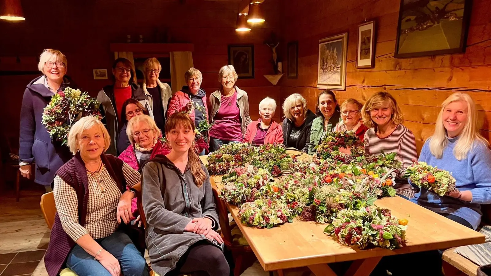 16 Frauen gestalteten wunderschöne Herbstkränze.  (Bild: Maria Wurm )