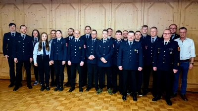 Bürgermeister Hermann Falk (1. von rechts) und Kreisbrandrat Christof Strobl (3. Von rechts) überreichen das Leistungsabzeichen. Von links: Christoph Greiner, Hubert Deichl, Helena Fellner, Theresa Luber, Katharina Luber, Silke Reichl, Fabian Kummer, Alexander Fleischmann, David Zirnig, Valentin Wisgickl, Niklas Wisgickl, Max Fellner, Valentin Rumpler, Maximilian Kummer, Thomas Kummer, Paul Rumpler, Simon Bock, Christian Fellner und Sebastian Trummer (Bild: Fritz Dietl )