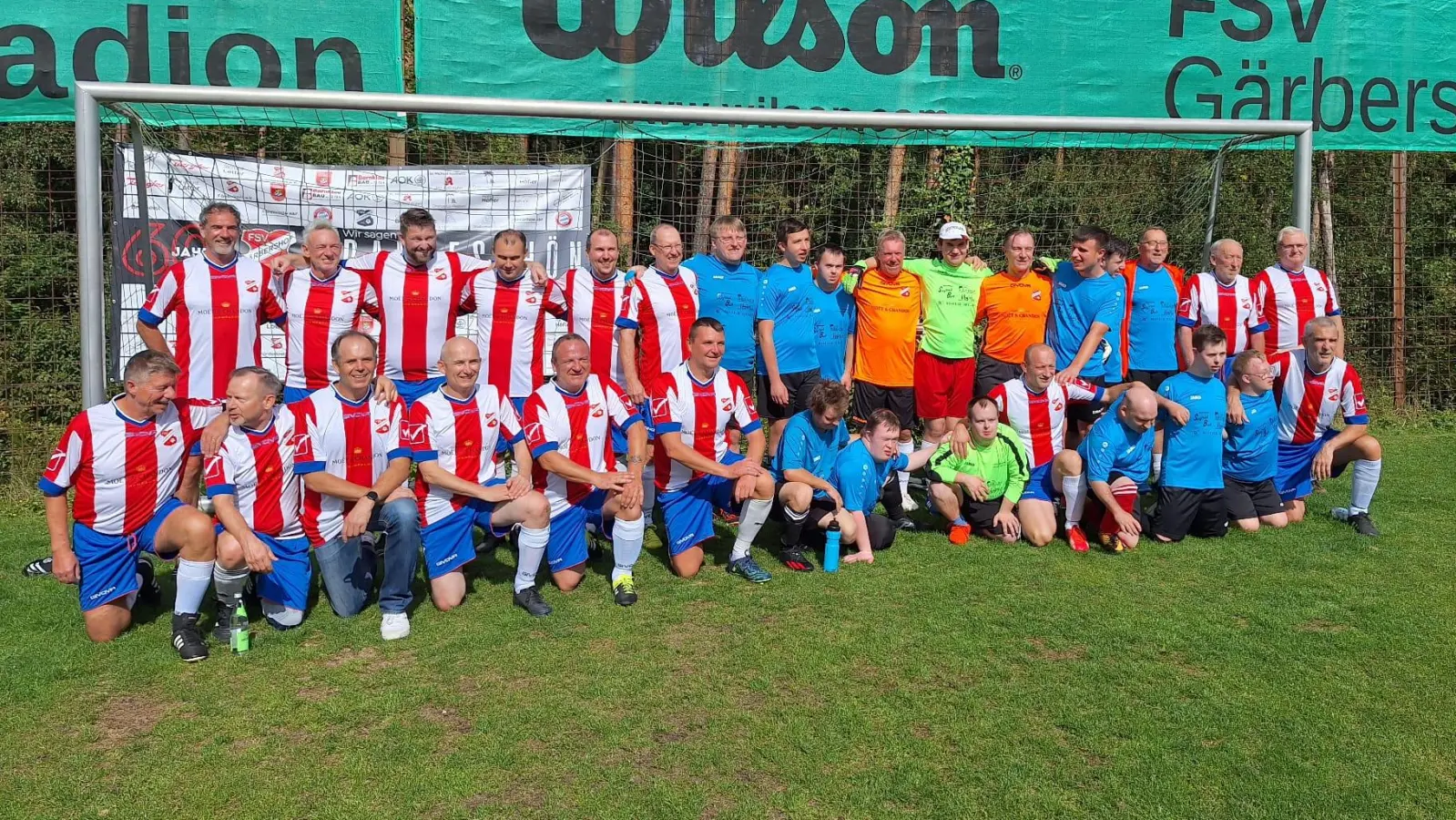 Beide Teams (rot-weiß: FSV Gärbershof, blau: Fun Kickers) nach dem Benefizspiel zugunsten des Schulprojekts „Tomorrow for Future“ in Tansania. (Bild: Bernhard Vahle)