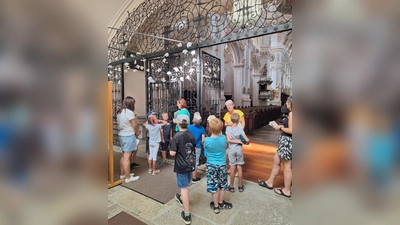 Kinder bei der Schatzsuche durch die Basilika. (Bild: Christina Illmann)