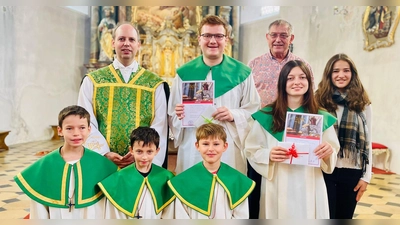 Aus dem Ministranten-Kreis in Hohenburg wurden Raphael Junkge und Franziska Höllriegl verabschiedet. Bei den beiden bedankten sich Pfarrer Hans-Jürgen Zeitler (hi.li) und Pfarrgemeinderatssprecher Hans Reiser (hi.re) (Bild: Paul Böhm)