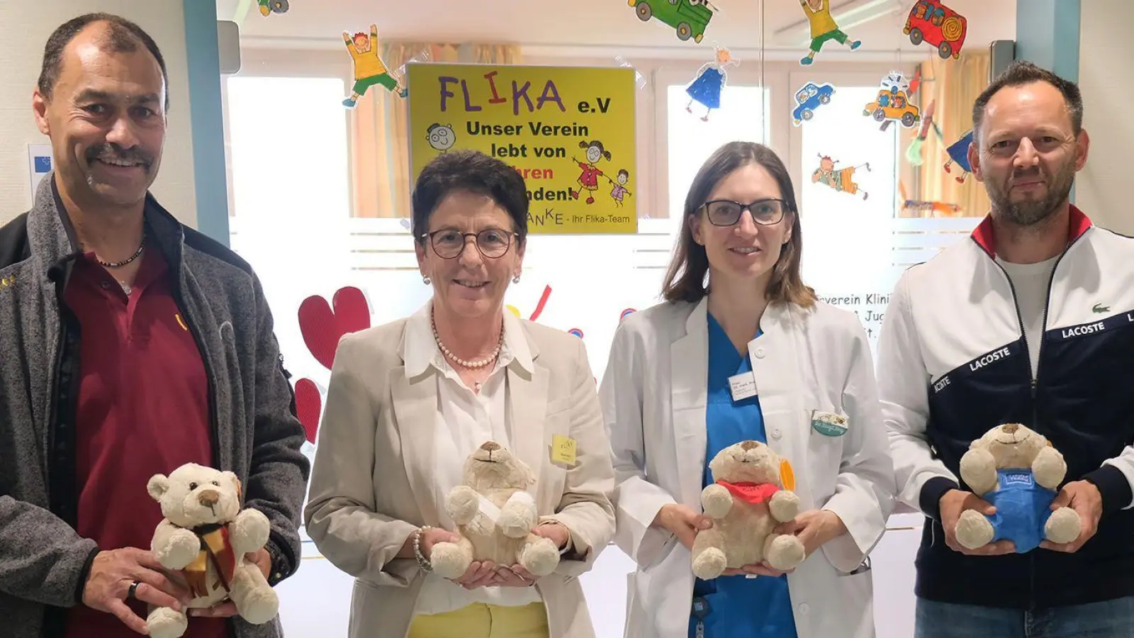 Bei der Übergabe der Bären: (von links) Schulleiter Martin Zimmermann; Flika-Vorsitzende Margit Meier, Oberärztin Dr. Birgit Prey von der Klinik für Kinder und Jugendliche sowie Lehrer Martin Süssner. (Bild: Klinikum St. Marien/Dietl)