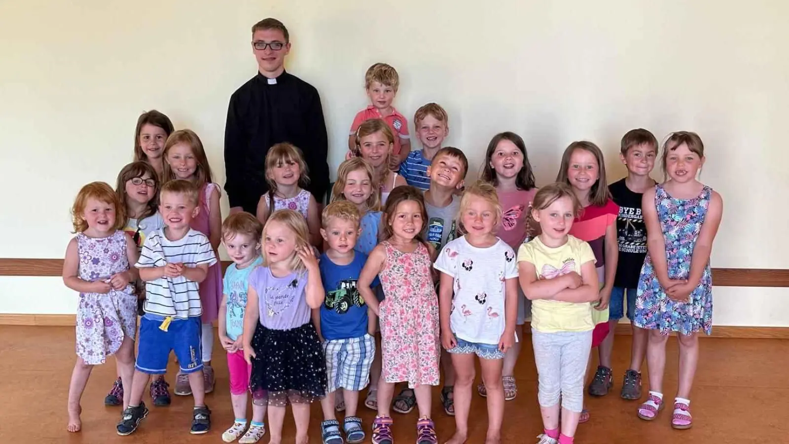 Die Kindergartengruppe freute sich über den Besuch von Kaplan Michael Steinhilber. (Bild: Karl Ziegler)