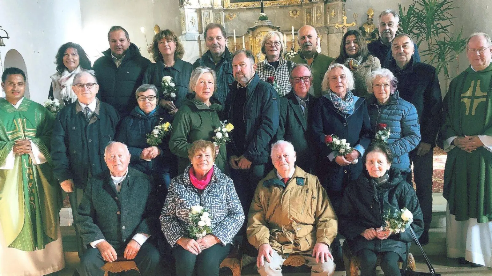 Die Einladung zum Tag der Ehejubiläen in der Pfarreiengemeinschaft Wiesau-Falkenberg in Wiesau folgten zehn Ehepaare. Zelebriert wurde der Festgottesdienst von Pfarrer Markuns Nees (rechts) und Pfarrvikar Pater James (links). (Bild: wro)