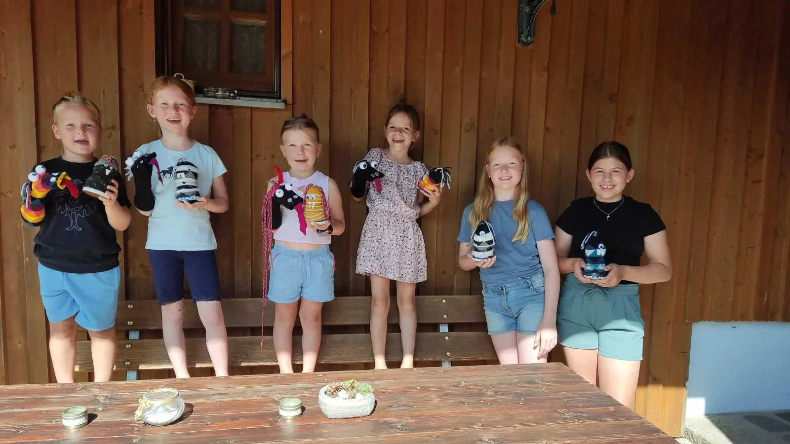 Lustige Handpuppen und witzige Schreibtischmonster bei den jüngeren Kindern und den Helferinnen Marlene Pongratz und Lenja Gleißner. (Bild: Roswitha Rödl)