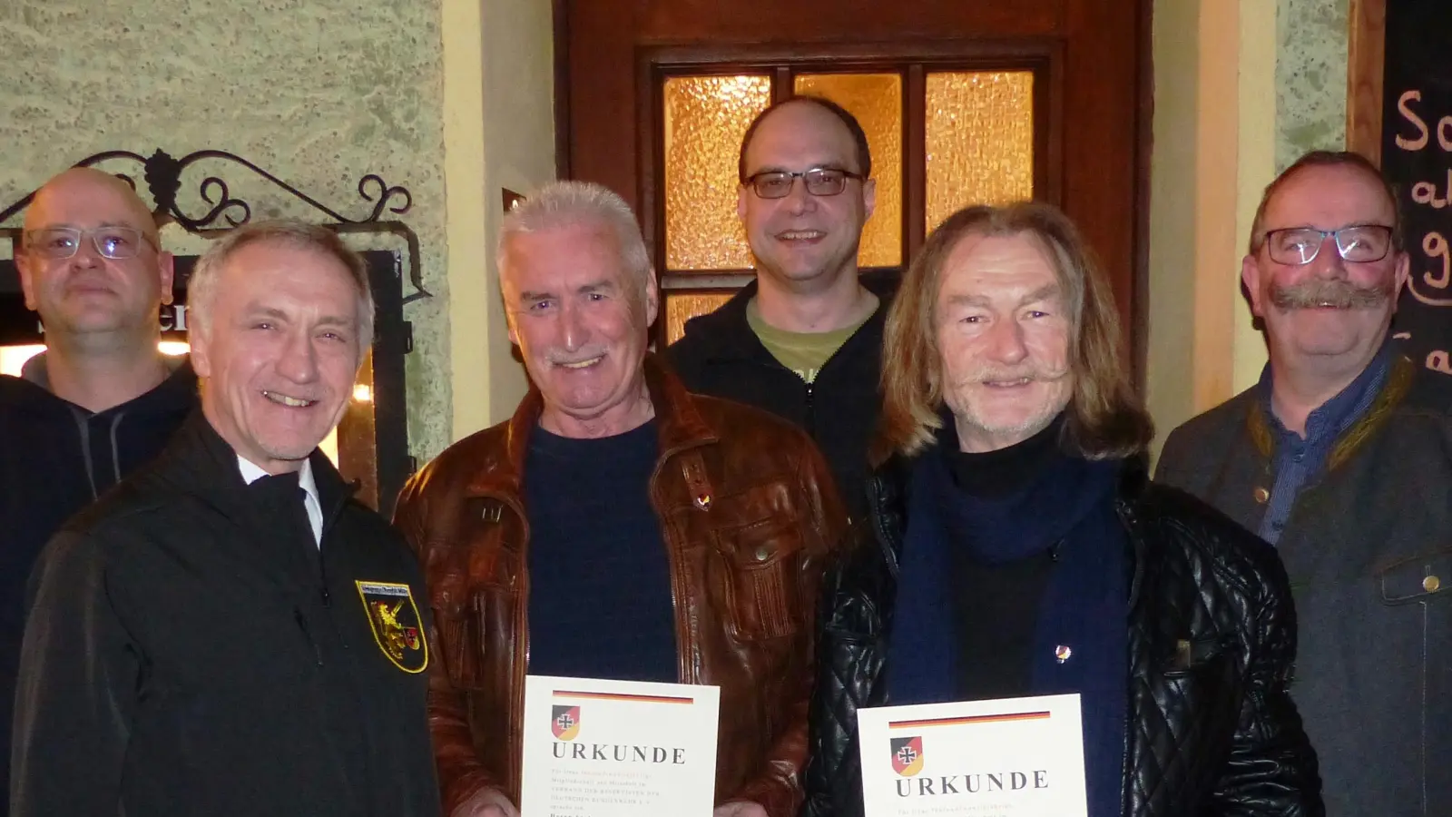 Die Kastler Soldaten- und Reservistenkameradschaft ehrt langjährige Mitglieder (von links): Vorsitzender Christian Bäuml, Bertram Gebhardt vom Reservisten-Kreisverband, Andreas Riehl, Thomas Fink, Albert Fromm und Zweiter Bürgermeister Andreas Otterbein. (Bild: jp)