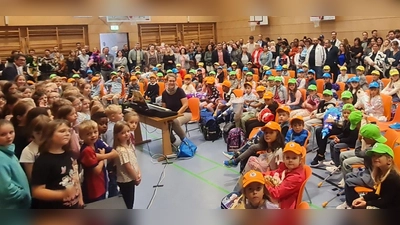 Begrüßung der 85 Erstklässler in der Turnhalle durch Rektor Armin Aichinger und der Singklasse der Marien-Grundschule Tirschenreuth (Bild: Armin Aichinger)