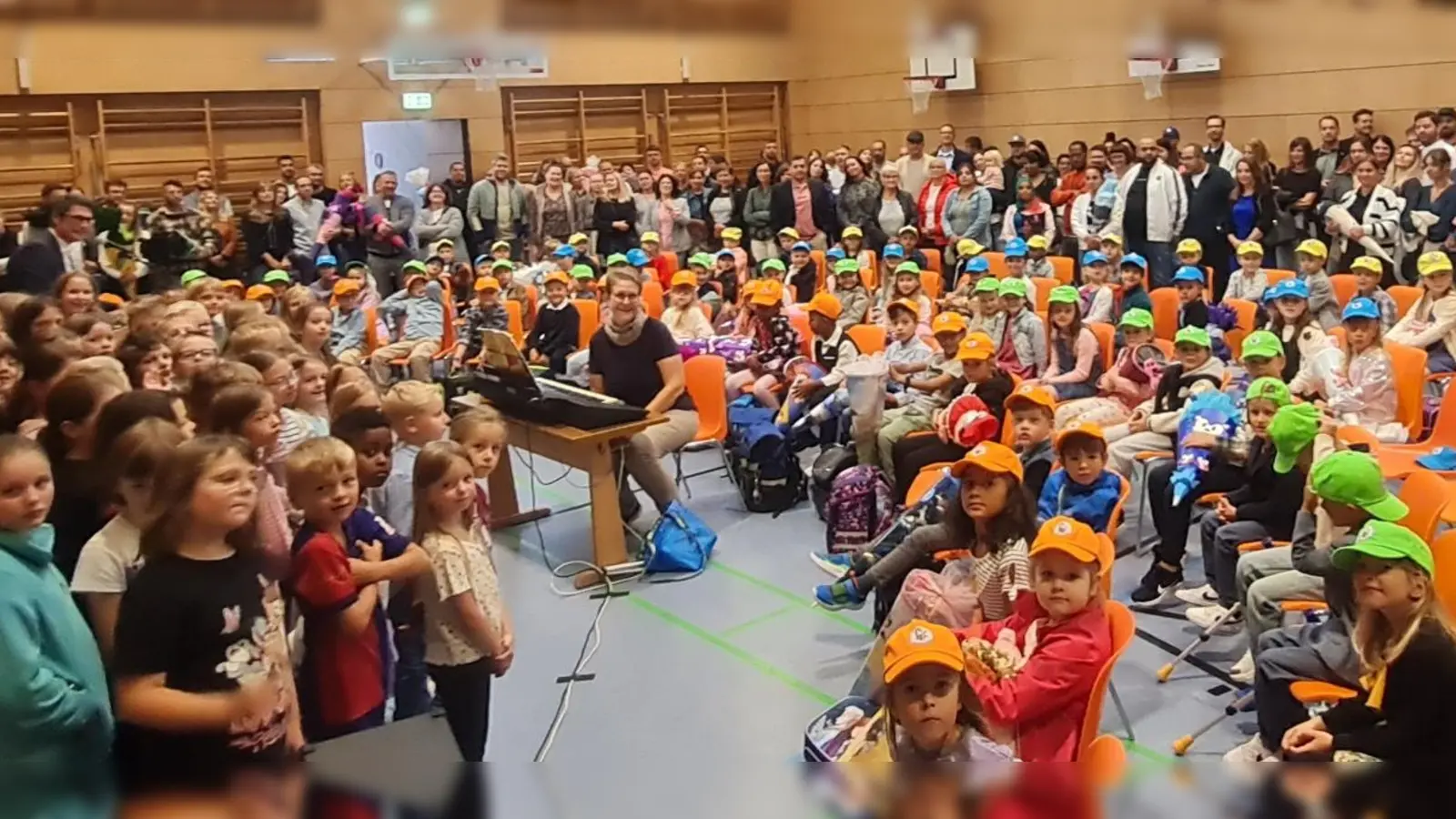 Begrüßung der 85 Erstklässler in der Turnhalle durch Rektor Armin Aichinger und der Singklasse der Marien-Grundschule Tirschenreuth (Bild: Armin Aichinger)