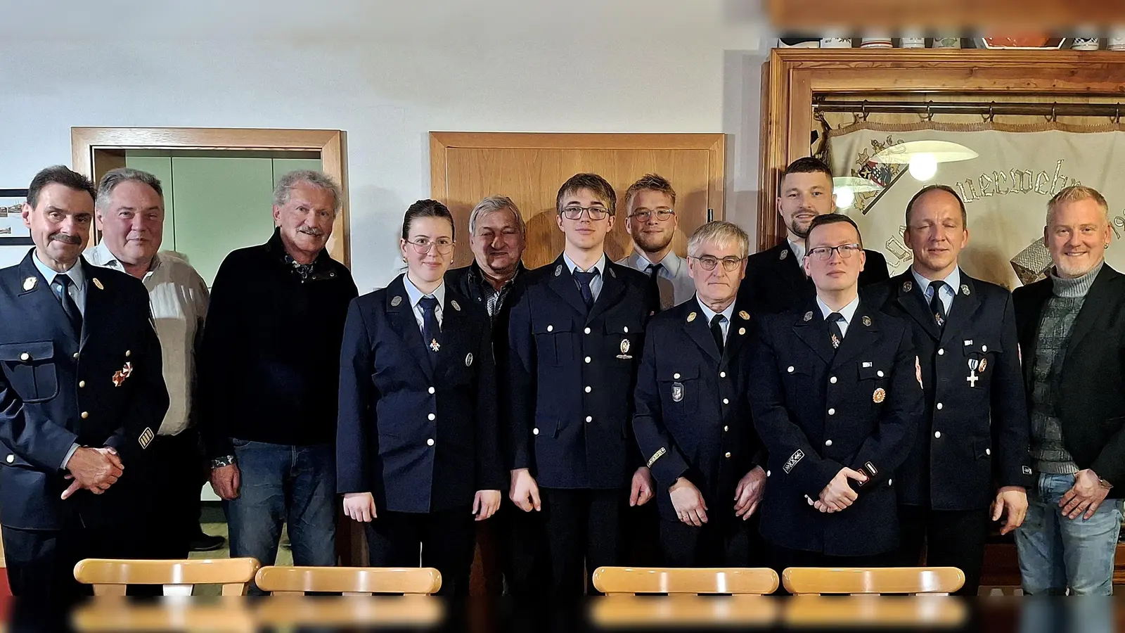 Bei der Jahreshauptversammlung stellten sich von links: Stadtbrandrat Richard Schieder, Stadtrat und MdB Manfred Schiller, Stadtrat Bernhard Schlicht, Saskia Zupfer (10 Jahre aktiver Dienst), Stadtrat Karl Bärnklau, Jakob Beuter (10 Jahre aktiver Dienst), Robert Drechsler (10 Jahre aktiver Dienst), Stadtbrandinspektor Ludwig Grasser, Kommandant Gerhard Bärnklau, Stellv. Kommandant Daniel Schmidt, Vorsitzender Martin Beutner (30 Jahre aktiver Dienst), OB Vertretung und Stadtrat Roland Richter-rechts- zum Erinnerungsbild.  (Bild: Reinhard Kreuzer)