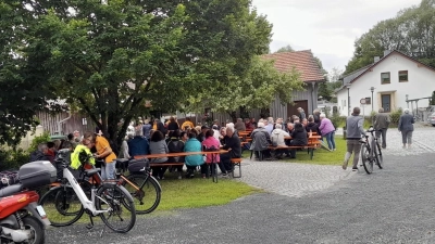 Zahlreiche Besucher kamen trotz schlechter Wettervorhersage und wurden später sogar mit Sonnenschein belohnt.  (Bild: Claudia Kulzer)