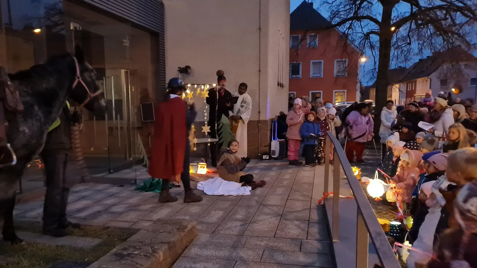 Das Wetter hielt beim Rollenspiel vor der St.Martins-Kirche (Bild: bk)