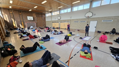 Pilates und Yoga für jeden etwas Gutes. Alexandra Steinl-Kick und Martina Kastl informieren in der Eglseeturnhalle. (Bild: Gabriele Buchbinder)