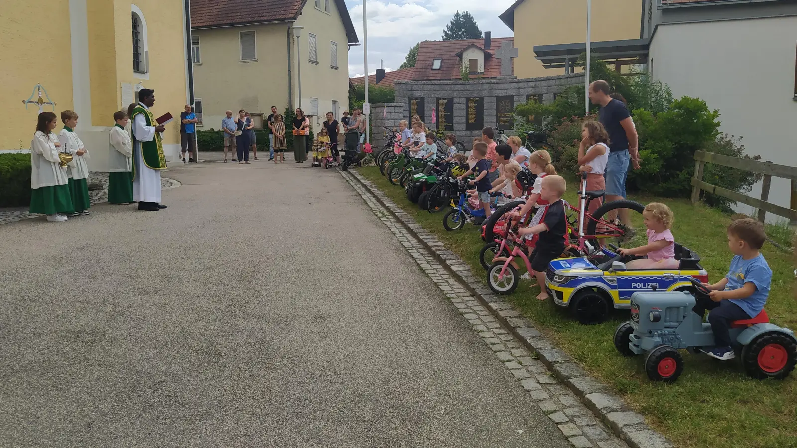 Pfarrer Savarimuthu Selvarasu segnete die Fahrzeuge der Kinder nach dem Kinderwortgottesdienst zum Thema „Christopherus”. (Bild: Tanja Schlehuber)