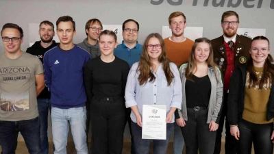 Im Namen des Schützenbezirks gratuliert Bezirksjugendleiter Valentin Kellner (hinten, rechts) allen Geehrten und dem neugewählten Führungsteam der Gaujugend im Sportschützengrenzgau um Gaujugendleiter Julius Kellner (hinten, Zweiter von rechts). (Bild: gz)