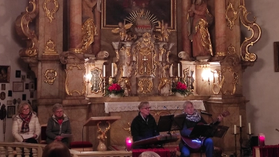 Gerti Münch und Rita Bayer (von links) lasen die Texte und das Duo Raureif (rechts) sorgte für die Passende Musik und Gesang.  (Bild: Renate Puckschamel)