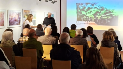 Christine Ascherl (l.) und Stefan Voit (r.) stellen den Zuhörern die Ereignisse der letzten Kriegstage im Stiftland vor (Bild: Birgit Plößner)