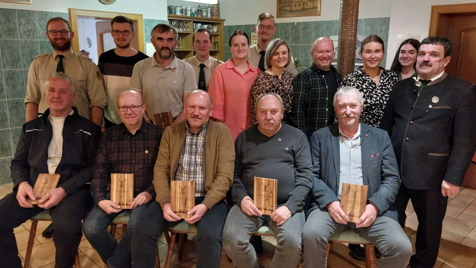 Gratulationen und ein Dank für die Treue kamen von stellvertretenden Gauschützenmeister Josef Bäumler (re) und Schützenmeister Daniel Biermeier (Bildmitte hinten). (Bild: Karl Ziegler)