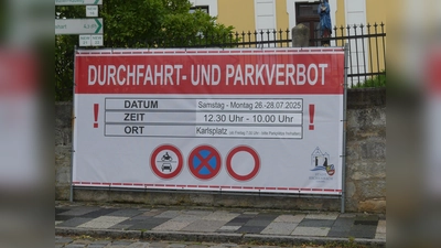Dieses Verbotsschild über die mehrtägige Sperre am Karlsplatz (Bild: Walther Hermann)