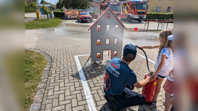 Kind lernt Handhabung von Feuerlöscher (Bild: Jonas Sperber)