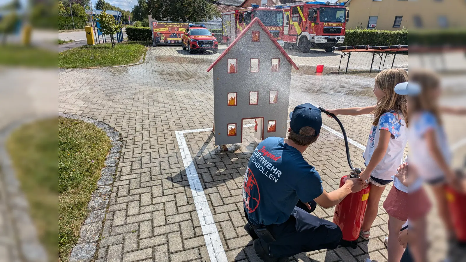 Kind lernt Handhabung von Feuerlöscher (Bild: Jonas Sperber)