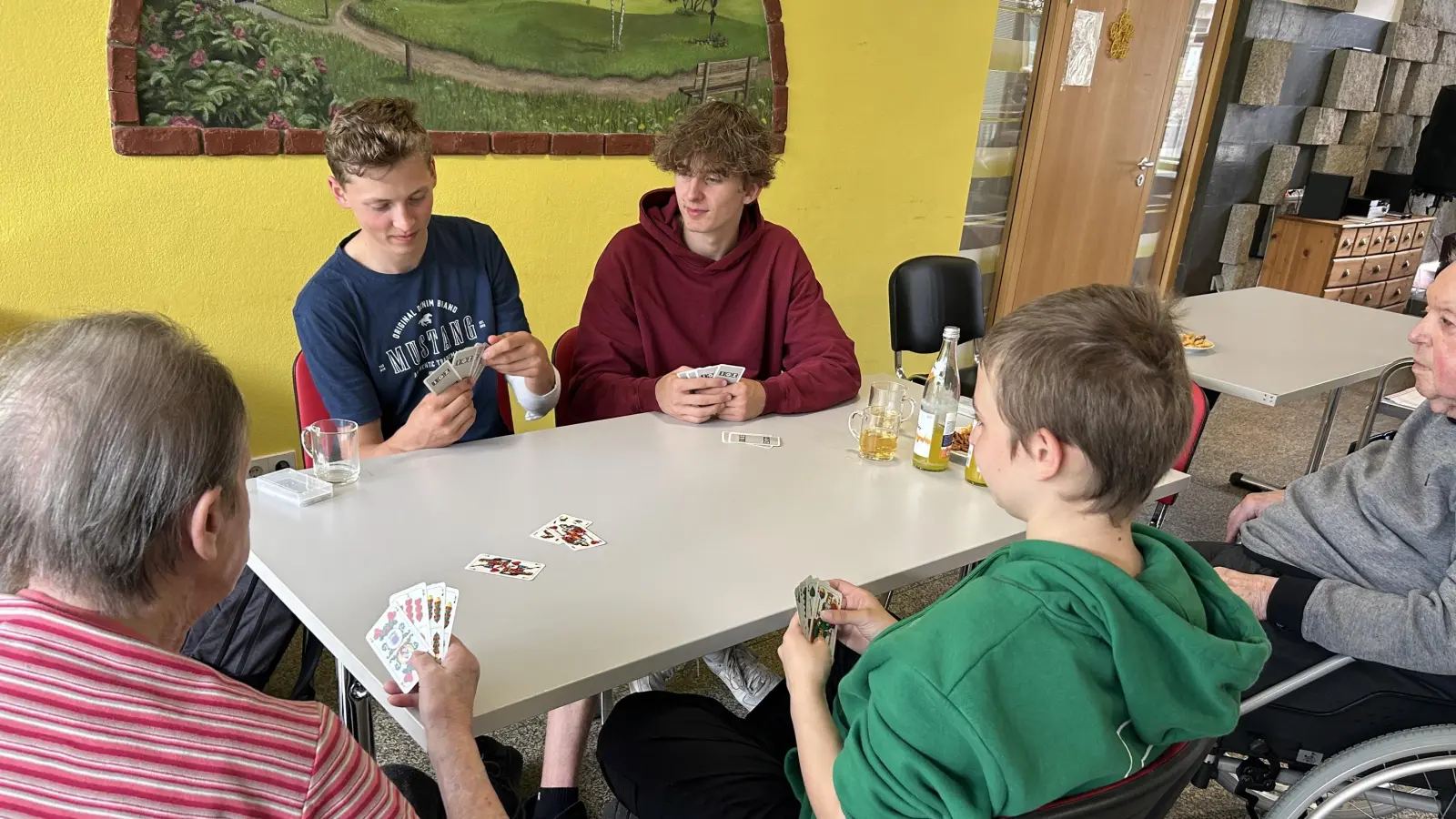 Mitglieder des Projekt-Seminars beim Schafkopfen mit den Senioren. (Bild: Stiftland-Gymnasium/exb)