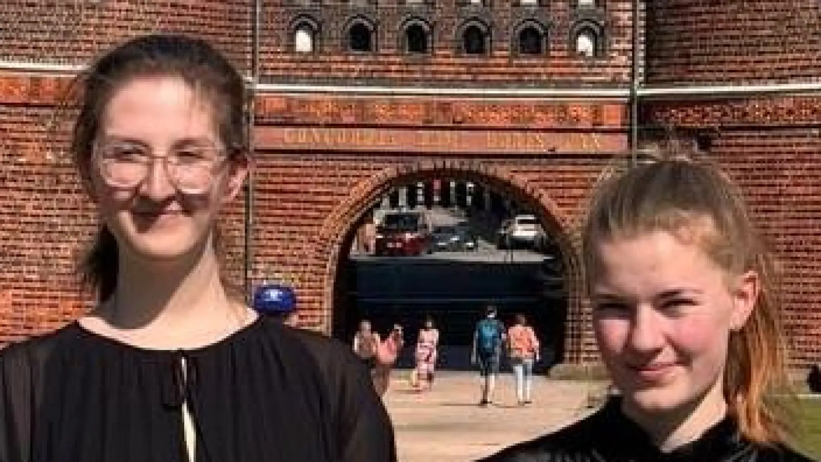 Helena Merz und Anna Haberkorn (von links) vor dem Holstentor in Lübeck.  (Bild: Sing- und Musikschule Marktredwitz/exb)