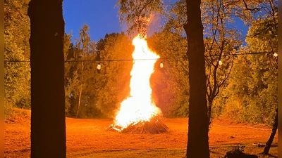 Nach Einbruch der Dunkelheit wurde das Johannisfeuer entzündet<br> (Bild: Johann Kellner )