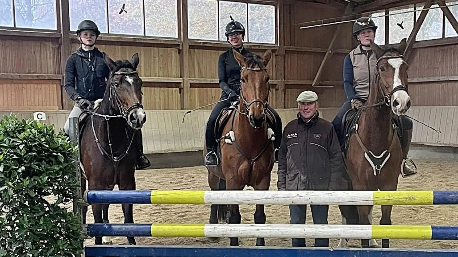 Ein Teil der Lehrgangsteilnehmer aus der Gruppe der Einsteller, stellten sich zum Erinnerungsfoto, von links Lea Kuhl, Annalena Stock, Ausbilder Bruno Six, Simone Richter. (Bild: Roland Boost)