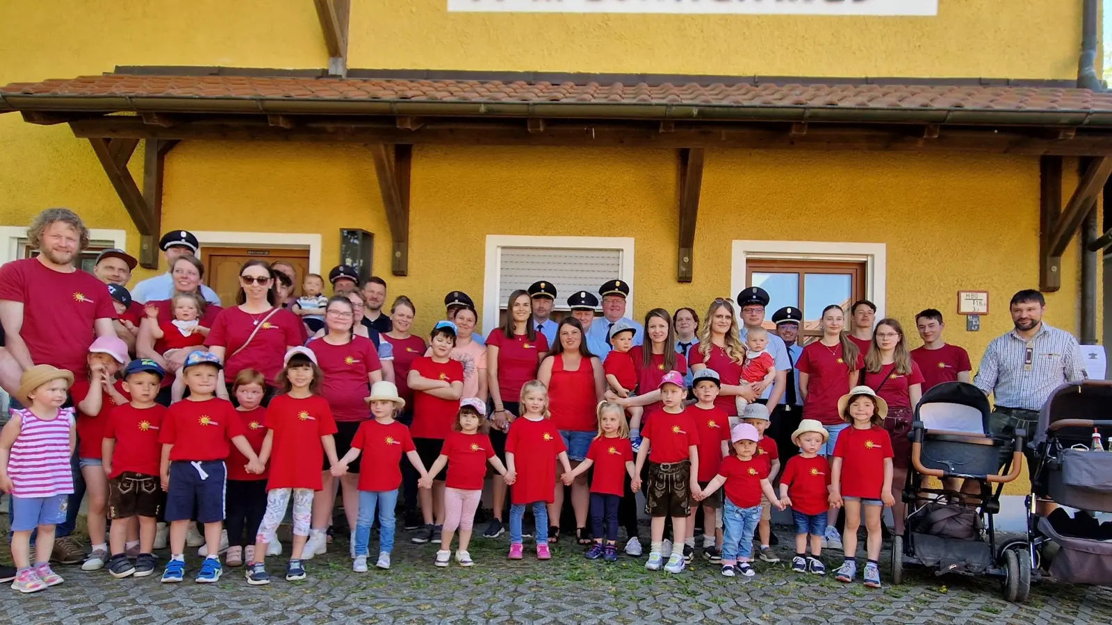 Die neuen Mitglieder der Kinderwehr mit Eltern, Betreuern, Bürgermeister und Feuerwehr-Landkreisführung.  (Bild: Max Prechtl)