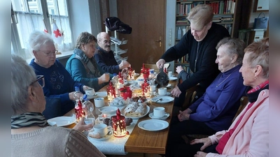 Gut gelaunte Besucher bei der Weihnachtsfeier der Seniorenstube (Bild: Gertrud Fichtner)