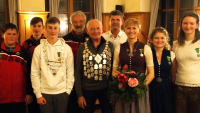 Die neuen Würdenträger der Schützengesellschaft Neumühle (von links) die Jugendritter Nils und Timo Schlauch, Jugendkönig Jakob Weigl, Ritter Manfred Lehner, Schützenkönig Rudi Neumann, Ritter Peter Hecht, Schützenliesel Nina Kasowski und die Zofen Lena Rosenblatt und Susanne Bauer. (Bild: dop)